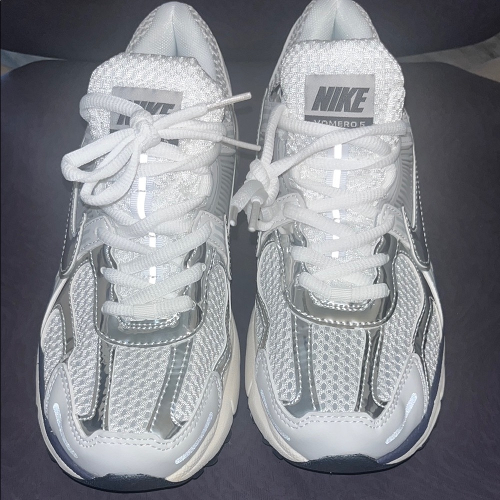 Nike Zoom Vomero 5
Women 10
Men 8.5